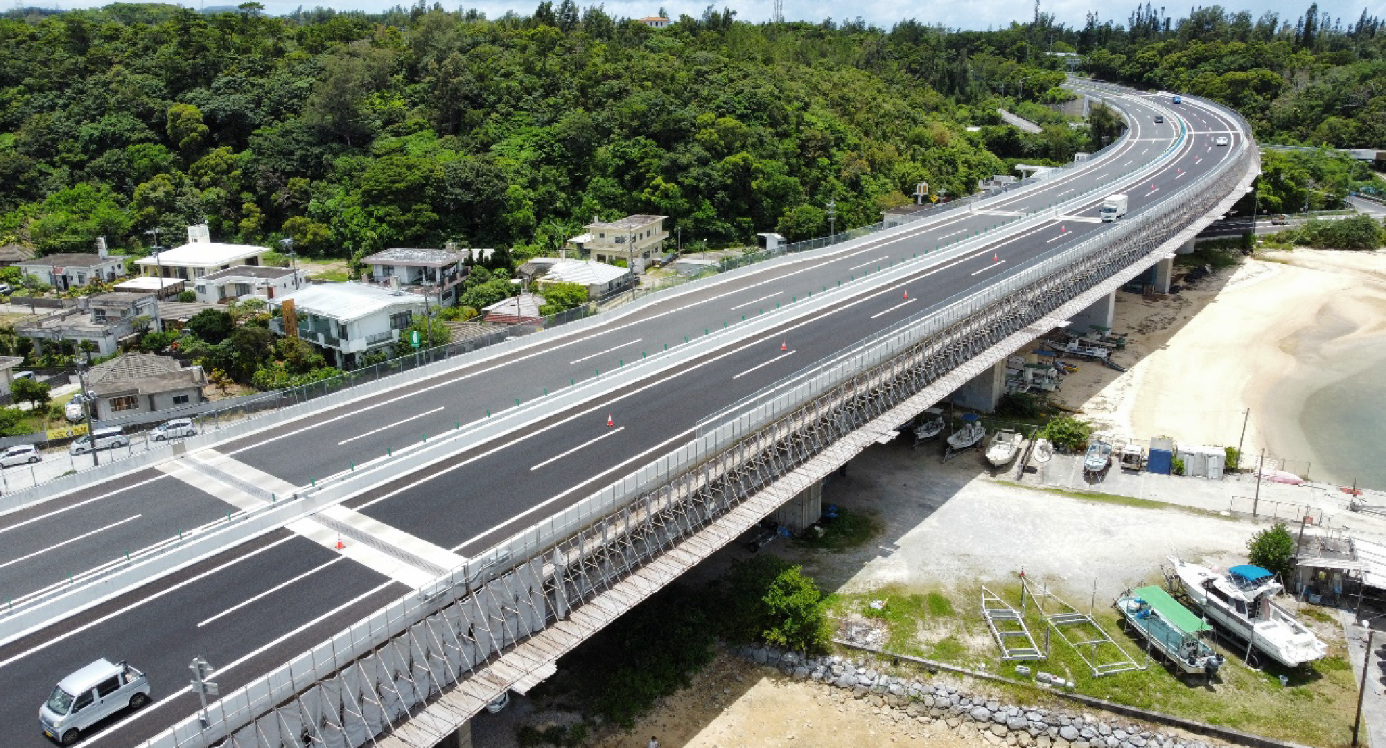 令和2年度　沖縄自動車道（特定更新等）許田高架橋南他1橋床版取替工事